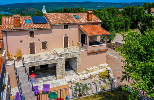 LUXURY VILLA ON SPACIOUS PRIVATE PROPERTY - Photo 7