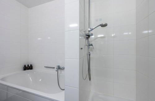 EXQUIS 2BR Design Apartment LOUIS I Parking I Balcony I Mercedes-Benz I Family-friendly - Foto 17