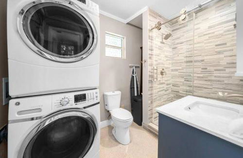 Palm Paradise-Seaside Home w Heated Saltwater Pool - Photo 15