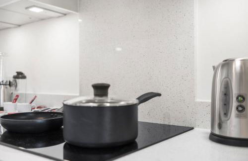 Two BDR Apt By Stay Aura Short Lets & Serviced Accommodation London With Free WiFi, Parking & 10 Min to Brentford Stadium - Foto 25