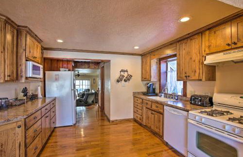 4 Season, Waterfront Houghton Lake House with Dock! - Foto 7