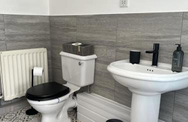 The Hive 2-Bed Apartment with Kitchen and Private Bathroom in Lively Monton Village - Sleeps 4 - Free WiFi - Parking Nearby - Foto 33