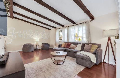 6BD Near DT - BBQ Grill, Games & Football Fun - Photo 1