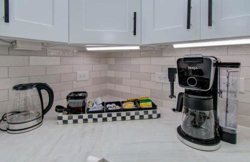 3bd-Rooftop Movie Theater-BBQ-Retro Music Theme-Downtown 8mins - Photo 17