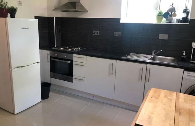 Small Modern Comfortable 2 Bedroom Apartment - Cmyr - Foto 27