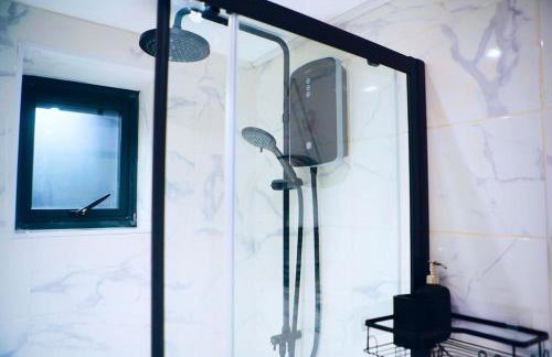 Perfect 1 Bed Apartment Sleeps 5 1 Kingsize bed 1 double Sofabed & Foldable Single bed Free Parking Wifi good transport network shopping Holiday Makers Families Contractors in North London - Photo 54