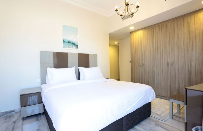 Marbella Executive 2 Bedrooms Balcony - Photo 4