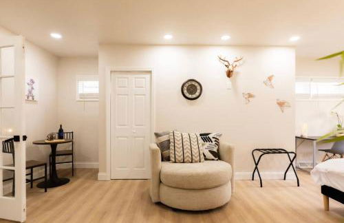 King Comfort - Bright and Modern 1BR Stay in Dunlap - Foto 26
