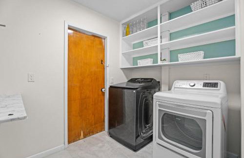 Relaxed Luxury Pet Friendly Home with Pool and Backyard Lounge in San Antonio, TX - Foto 63