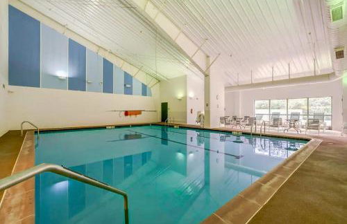 Wooded Chalet w Hot Tub & Indoor Pool, Gym Access - Foto 79