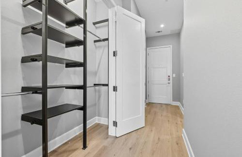 Skyline VIEWS, 5 mins to Downtown, Free Parking - Photo 14