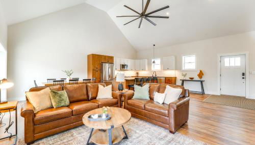 Walk to Beach and Sebago Lake Luxe Family Getaway! - Foto 4