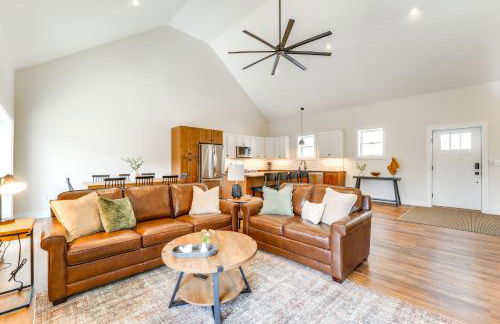 Walk to Beach and Sebago Lake Luxe Family Getaway! - Foto 4