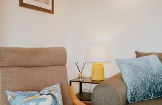 The Bird's Nest by Sheppey Stays- Pet Friendly Cozy Coastal Escape - Sleeps 6 with Parking - Great Rates for Long Stays - Photo 9