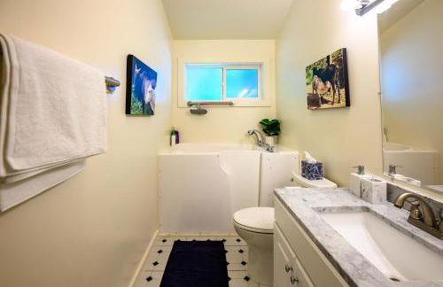 Blue House - private 2 bed, 2 bath home with garage - Photo 15