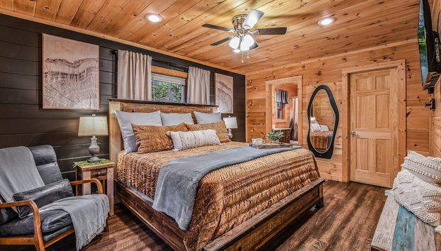 Creekside On The Bluff 2 Bedroom Cabin by RedAwning - Foto 3, Habitación