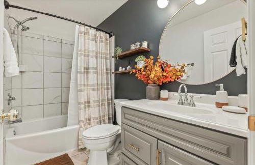 Newly Renovated Luxe Home near Asheville | Pool, Hot Tub, Theater & Games! - Foto 33