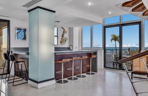 Crown Jewel of Ocean Drive- 2 story Penthouse, 4 Bedrooms & Private rooftop spa - Foto 66