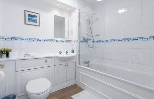 GuestReady - Stylish Apt w/ Parking near Edinburgh - Photo 32