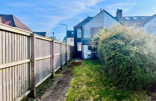 Charming End of Terrace Home with Garden - Foto 18