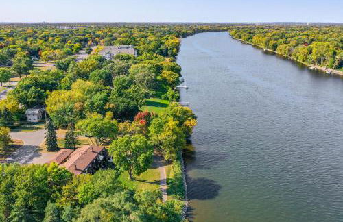 Riverfront Champlin Townhome with Deck and Water View! - Foto 42