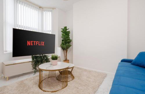 Liverpool Luxe Retreat 3 Bedroom House Next to Everton Stadium - Photo 2