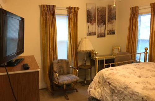 Room - Airport, Eastman Dental, UofR & Medical Ctr at Strong Hospital-Professionals Welcomed - Foto 1