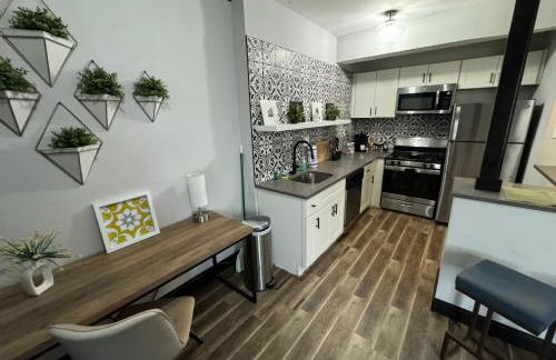 Studio W&D Parking Mins to STL Zoo Forest Park - Photo 4