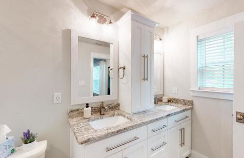 Stylish dog-friendly townhome with firepit & enclosed yard - blocks to downtown - Photo 17