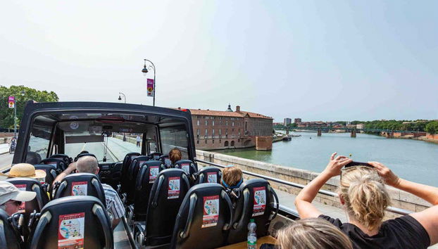 Sièges confortables dans le bus panoramique de Toulouse