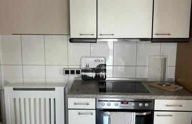 Klamar Ferienwohnung Monteur Wohnzimmer Esszimmer 1 Schlafzimmer Küche Diele Bad in Erftstadt Niederberg - Foto 7