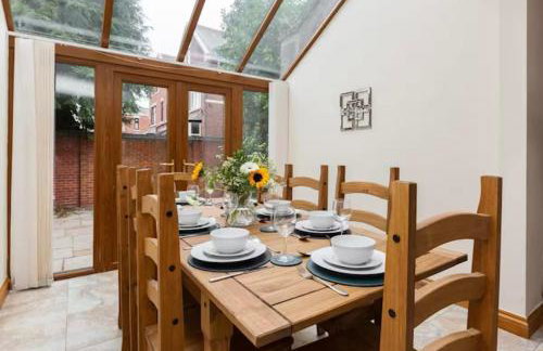 Albert Stays - 5 bed Sleeps 11 - Free Parking - Photo 6