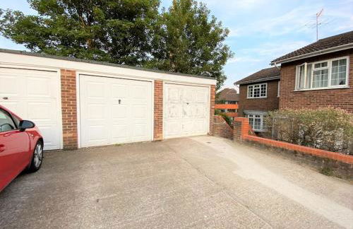 Redhill Town Centre 3 bed House near Gatwick Airport, easy commute to London - Foto 23