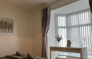 3BDR Town House in the Heart of Holyhead - Free Onsite Parking - Foto 14