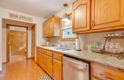 3 Mi to Dtwn Jefferson City Family Home with Deck - Foto 8