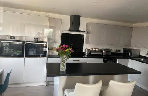 Modern 2 bedroom flat with Sky TV & free parking - Foto 12