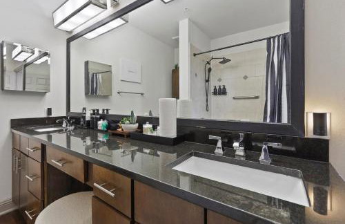 Luxury 1BR Resort Stay with WiFi, Pool, and Desk near Med Center and NRG - Foto 34