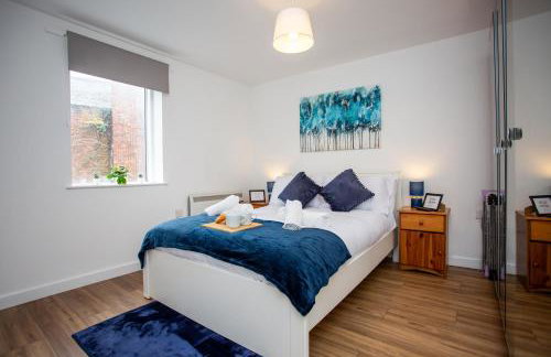 Modern 2BR Pad - 4 Min to Station, Fast WiFi and Smart TVs! - Foto 15