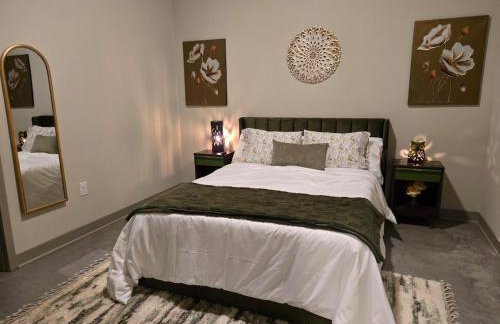 Peridot Suite - NEW 2bdrm 2bath Loft near Mass! - Photo 17