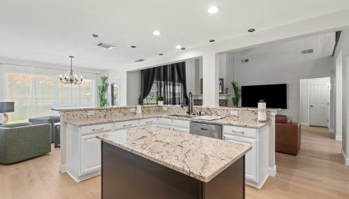 Spacious 5-bedroom villa in welcoming Burleson with WiFi, AC - Foto 3