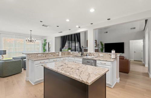 Spacious 5-bedroom villa in welcoming Burleson with WiFi, AC - Foto 3