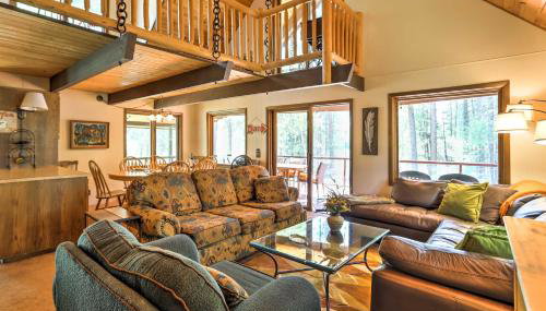 Riverside Winthrop Chalet with Hot Tub and 2 Decks! - Foto 5