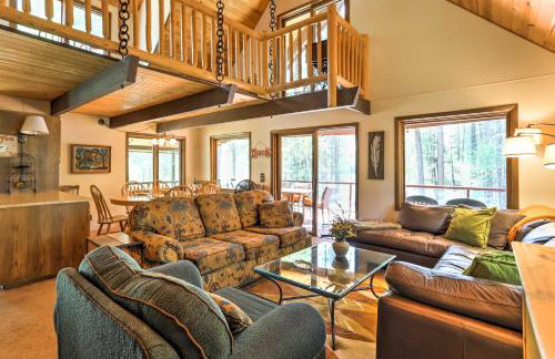 Riverside Winthrop Chalet with Hot Tub and 2 Decks! - Foto 5