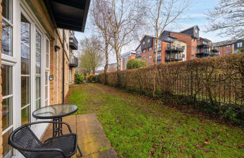 Bishops Stortford 2 Bed Flat - Free Parking - STN - Foto 19