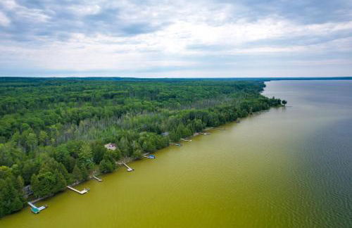 Lakefront Michigan Abode with Deck and Fire Pit! - Foto 24