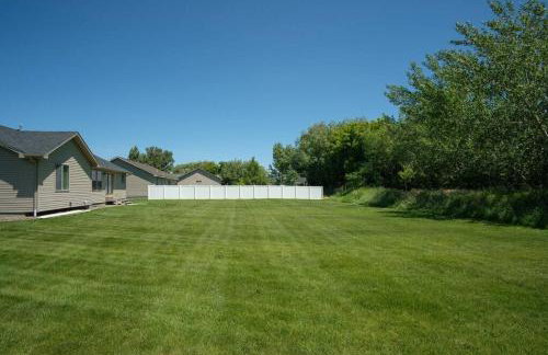 3 Car Garage Full Kitchen Large Backyard Smart TVs - Foto 19