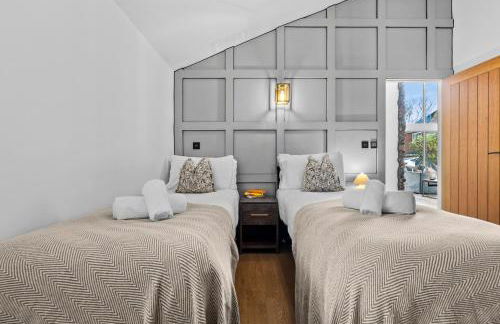 The Oaks Barn - A Countryside Luxury Rural Escape with Hot tub & Fire Pit! Tranquil Group Retreat - Sleeps 8, Pet Friendly & Off road Parking - By Blue Puffin Stays - Photo 23