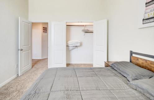 Meticulously-maintained 3-BR Townhouse w/ Backyard ~ Double-Story! - Foto 22