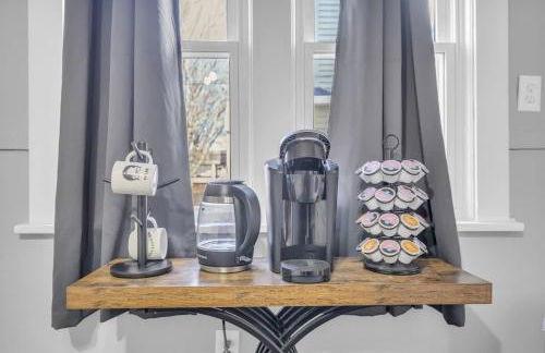 Stylish Retreat by Shaker Square, Fast WiFi, Porch - Foto 12