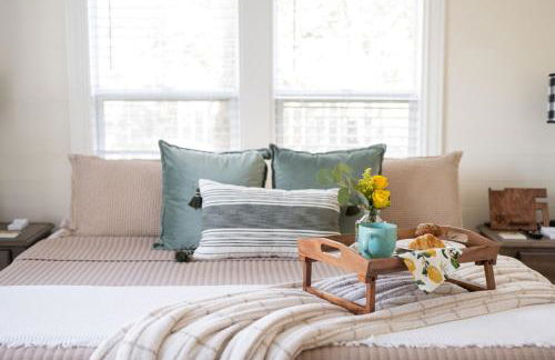 Whimsical Bluebird Cottage Hot Tub Patio Pet Friendly Central Location - Foto 34